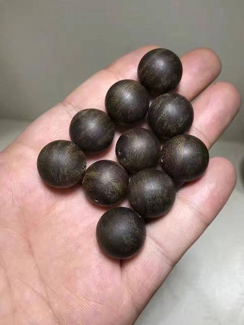 老王2公斤黃金換1截黑木頭,切開后激動氣急攻心